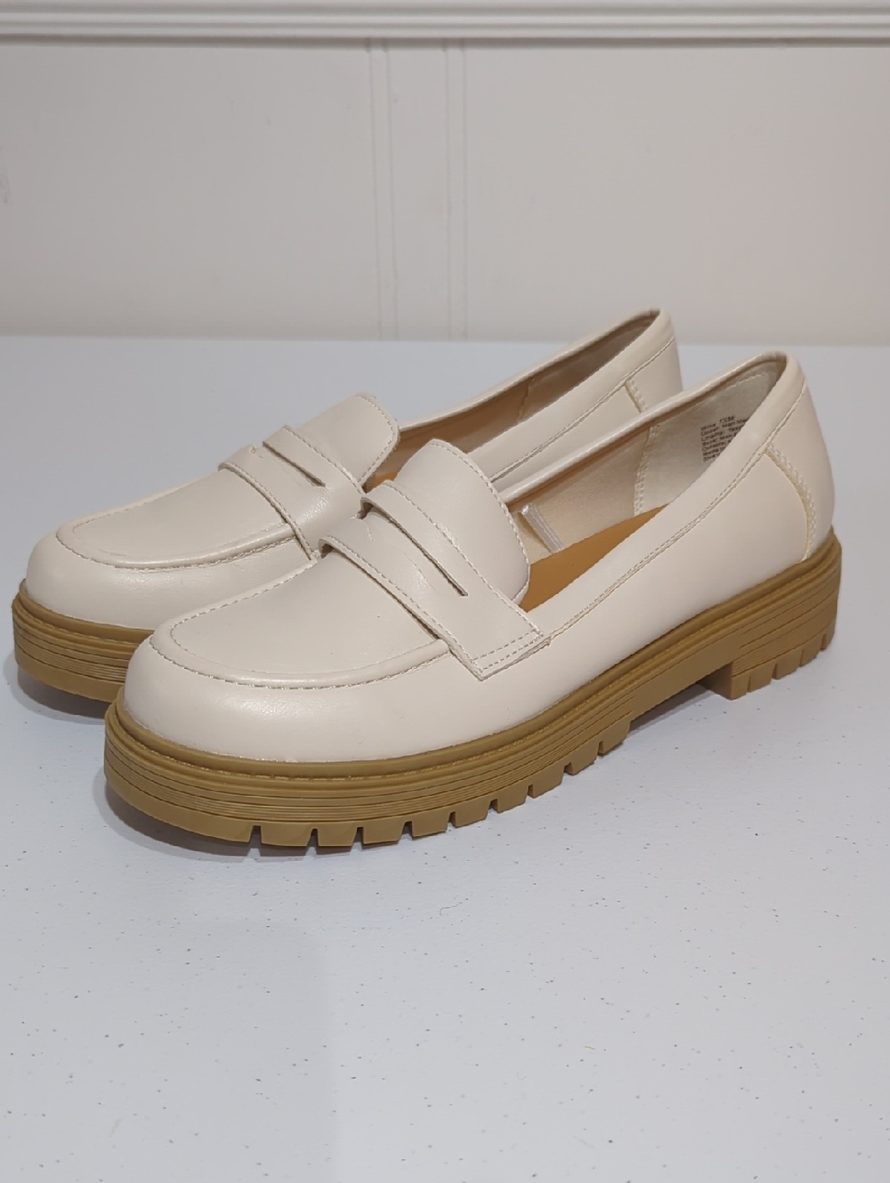 Seychelle lug sole faux leather loafer - size 7.5